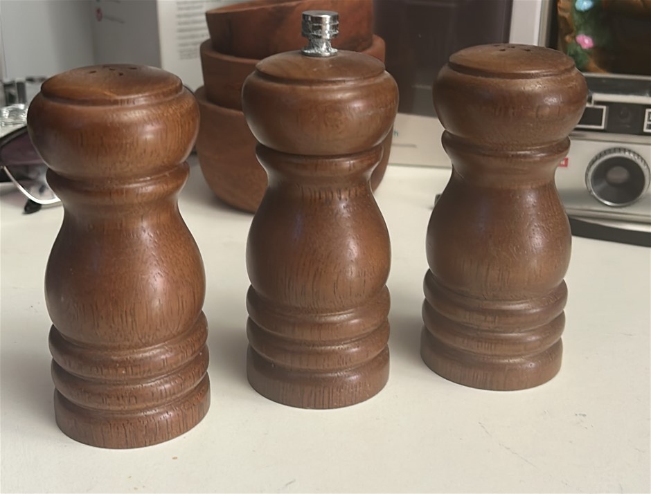 Set Salt Shakers & Pepper Mill