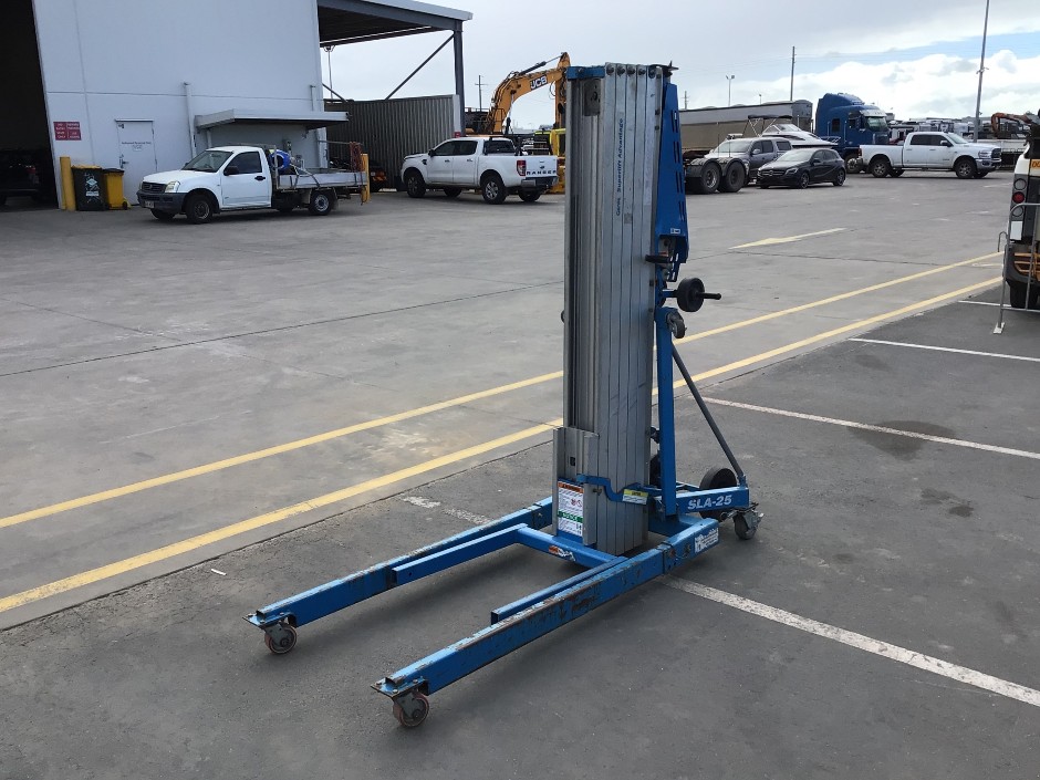 Genie SLA-25 Material Lift