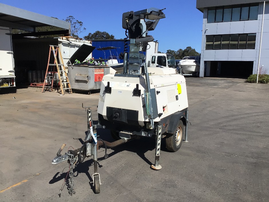 LED 4 Head Hybrid Towable Light Tower