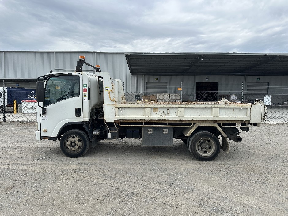 2010 Isuzu NPR 300 4x2 Tipper
