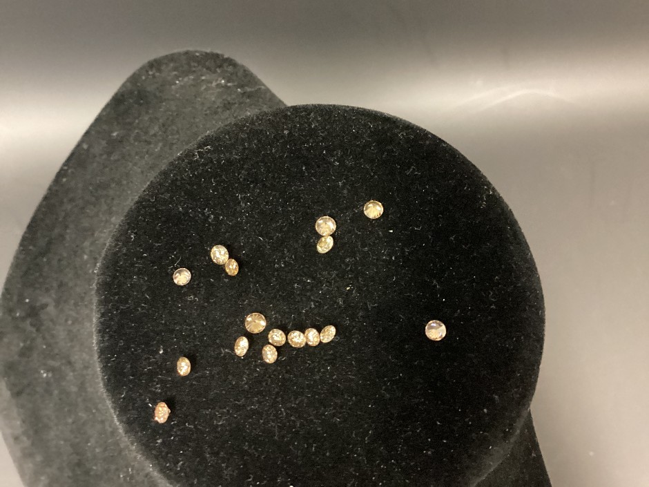16 Loose Brilliant Cut Diamonds = Champagne Colour