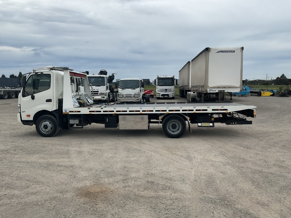 2024 Hino 300 921 4x2 Tilt Tray