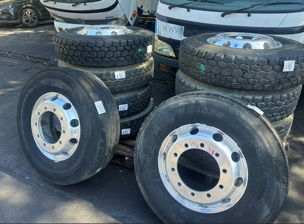 10 x Alcoa Alloy Truck Wheels and Tyres V4734