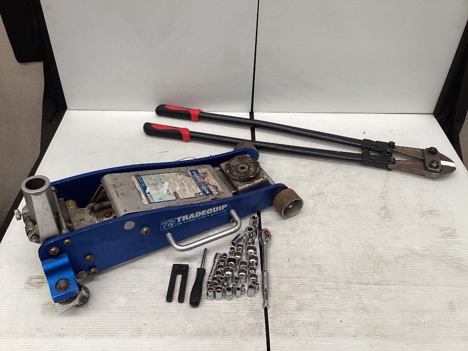 Bolt Cutters x1 (IR 031023 1042 15716/0017)
Car Jack / Large Hydraulic Jack x1 (IR 211023 1400 15325/0019)
Hand Tools / Socket Set 40pce x1 (IR  021023 1000 54846/0001)