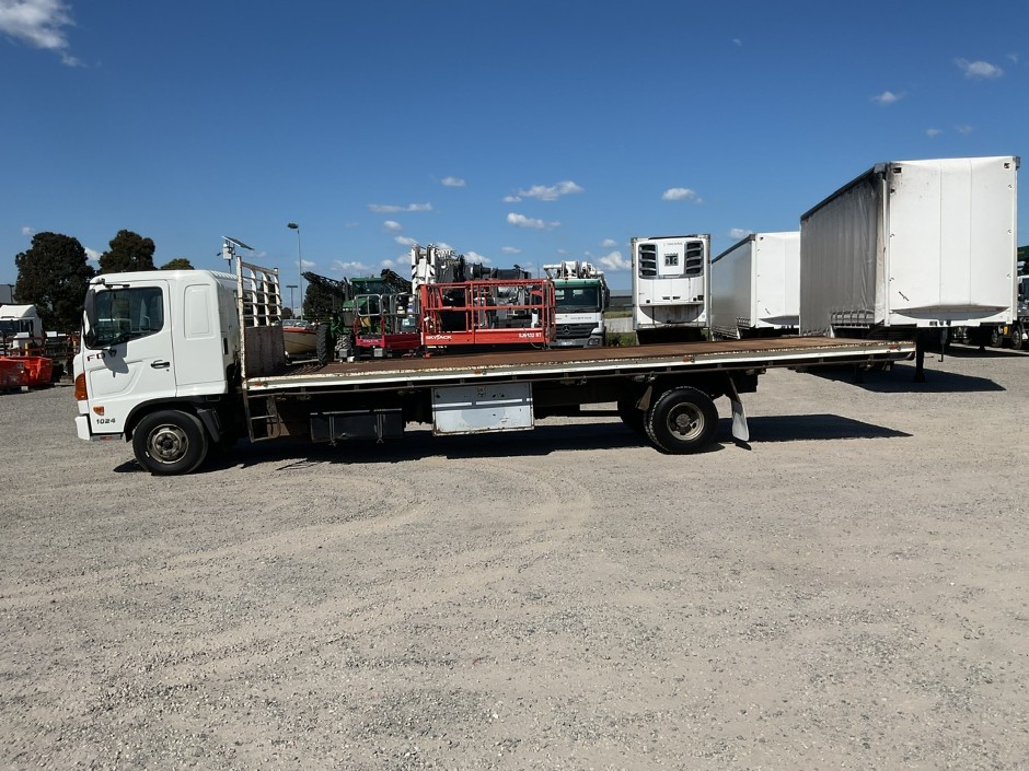 2009 Hino FD 500   4x2 Tray Truck