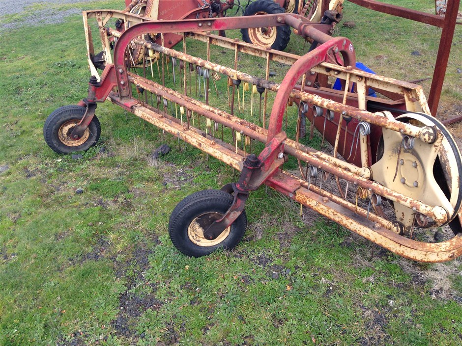 New Holland hay rake, Rolla 57, PTO Auction (00333012131